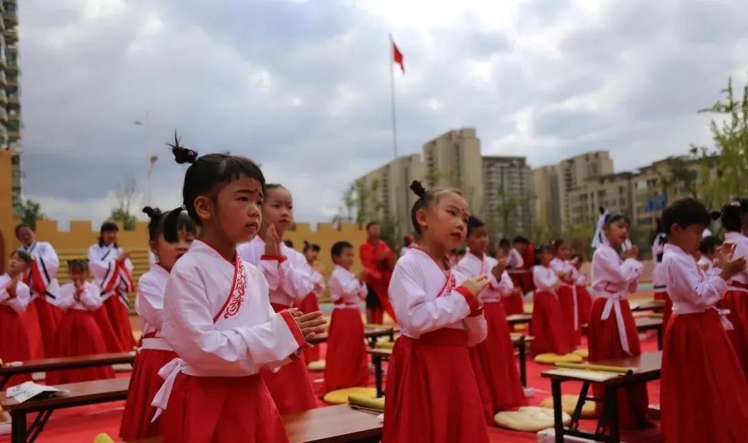 昆明市斗南街(jiē)道中心幼儿园國(guó)學(xué)毕业典礼2.jpg